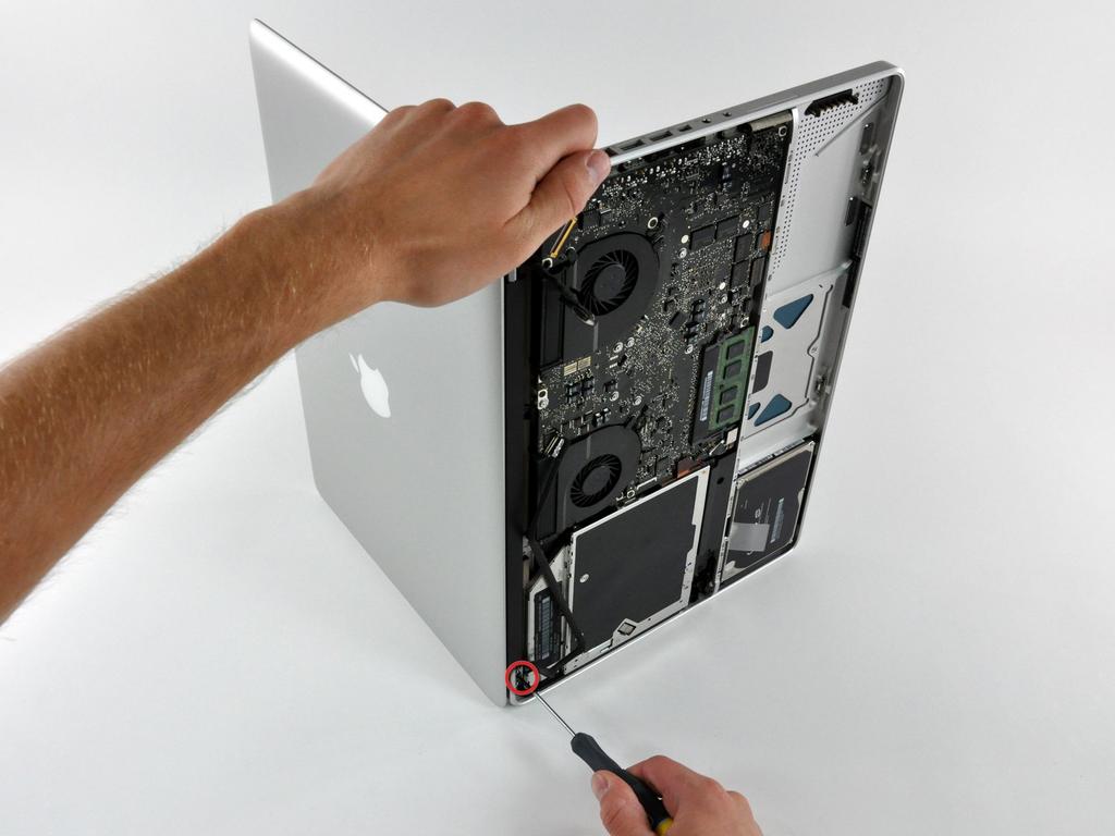 Passo 11 Open your MacBook Pro so the display is perpendicular to the upper case. Place your opened MacBook Pro on a table as pictured.
