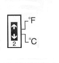 Pentru a ajusta temperatura maximă din pardoseală, apăsaţi butonul de ajustare (a se vedea schiţele pentru identificarea poziţiei acestuia) utilizând un obiect ascuţit şi folosiţi apoi butoanele sau