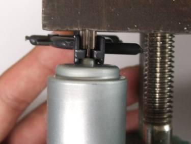 Make sure the motor shaft is horizontal and take care not to bend it when operating the vise.