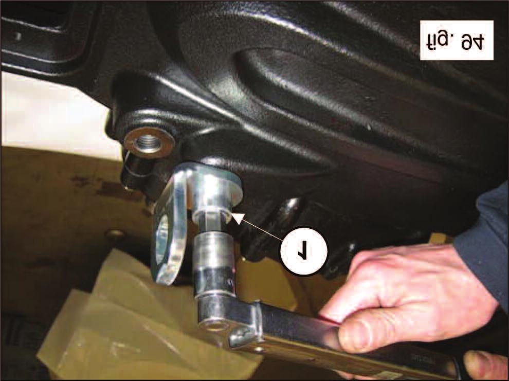 To prevent damage to the seal ring, take special care when inserting the seal ring on the pinion.