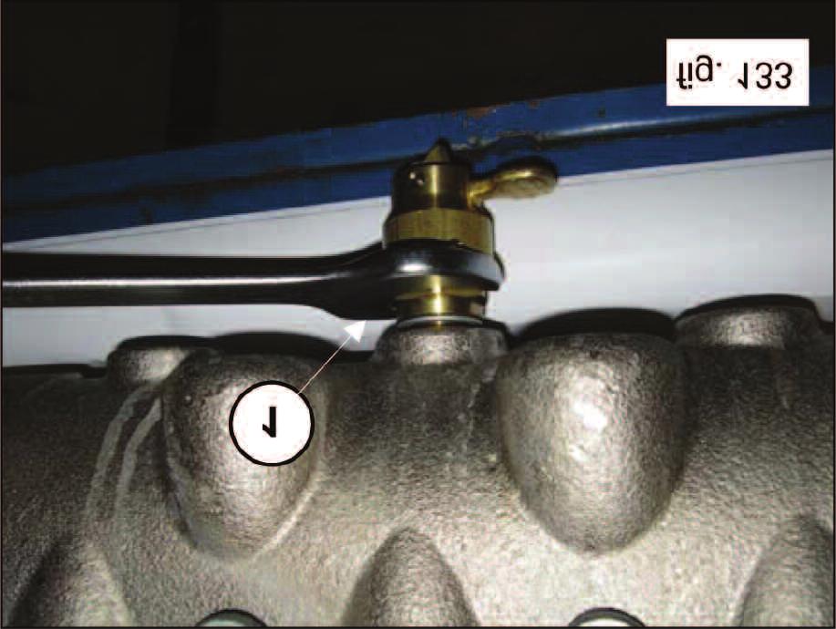 Apply the valve opening devices (1, fig. 132) and screw them in with the use of a 30 mm spanner (1, fig. 133).