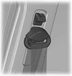 Protecţia pasagerului AJUSTARE PE ÎNĂLŢIME A CENTURII E104440 Nota: Dacă ridicaţi uşor glisorul în timp ce ţineţi apăsat butonul de blocare, puteţi elibera mai uşor mecanismul de blocare.