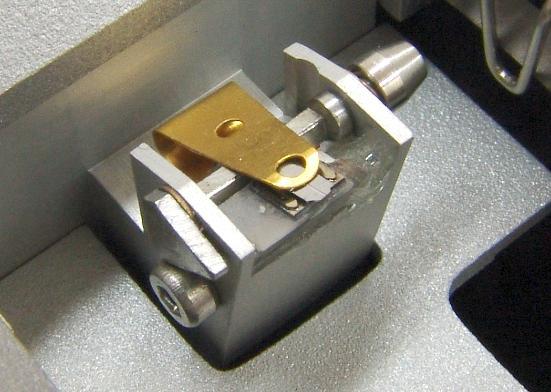 SOLVER NANO SPM 5. With the probe in place, fix it with the spring clip by moving the turning lever (Fig. 6-13). Fig. 6-13. Probe fixed in the holder 6.3.2.