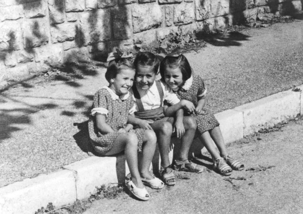 the children Sergio de Simone Sergio de Simone with his cousins Tatiana and Alessandra in