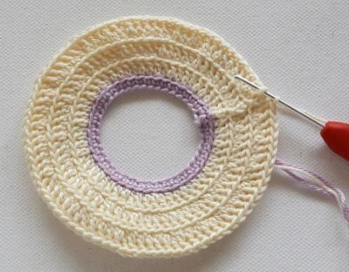 change the color of yarn: With the two loops from the previous