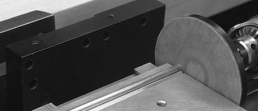 The guide can be set at any angle to provide stable support for the workpiece and guarantee a precisely angled cut.