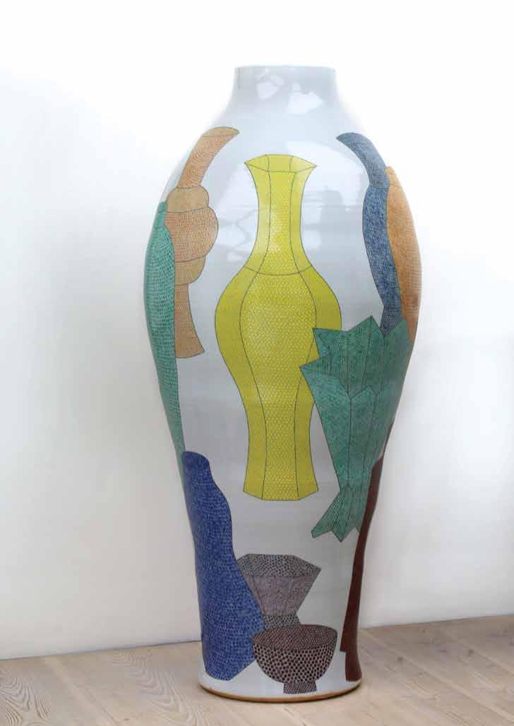 Felicity Aylieff COLLECT 2015 A Review by Bonnie Kemske Power & grace. One would think that two-metre high pots would be anything but graceful, yet Felicity Aylieff s monumental vases are just that.
