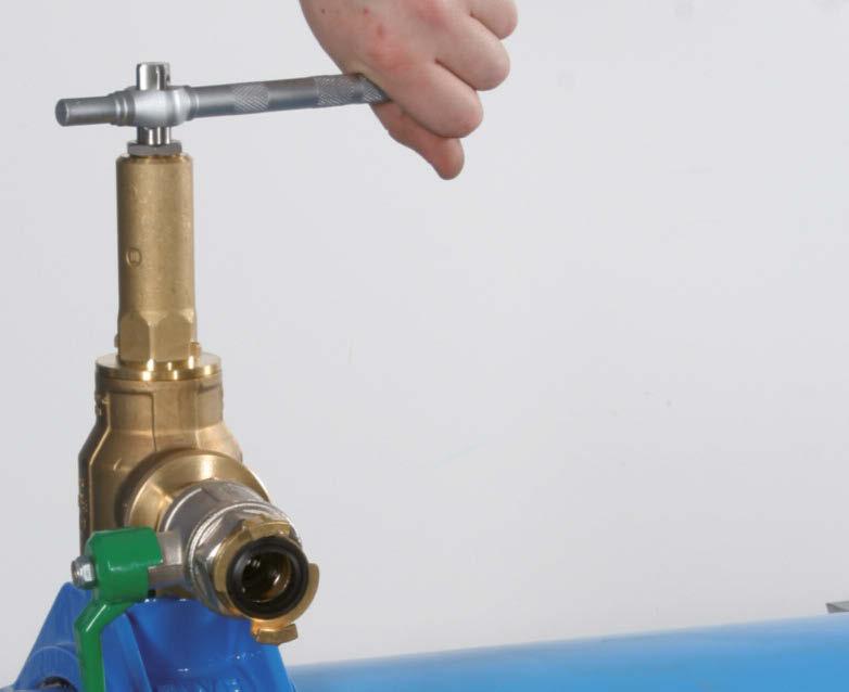 Tapping with EWE tapping devices - Example: ball valve tap fitting 13. 14.