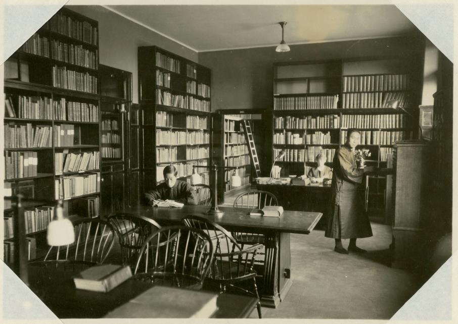 1917: Libraries NIH Library photo archives