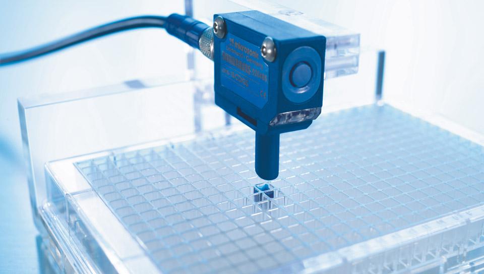 A typical ﬁeld of application is measuring levels in microplate wells which are used in medical analysis technology.