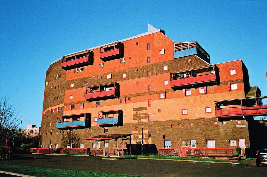 8 Architecture Image C Byker Wall by Ralph Erskine 1987 Newcastle upon Tyne 23 Choose one of the following options based on Image C: (a) Design an exhibition which reflects the changes in ideas and