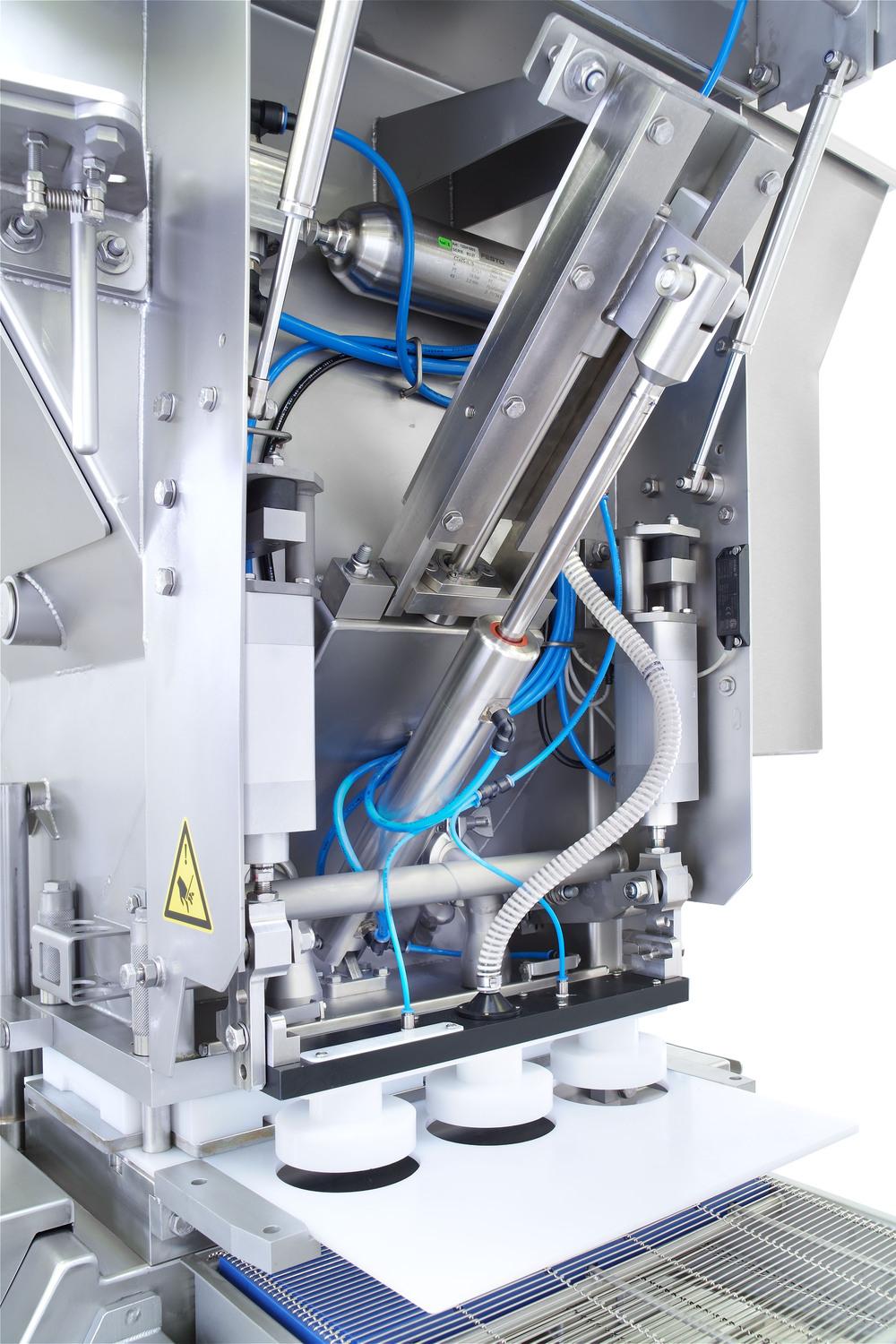 General info The GEA FreshFormer increases flexibility in fresh meat forming and saves money by significantly reducing the residue (giveaway) at changeover.