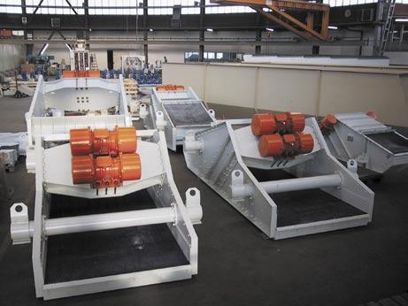 DEWATERING SCREENS TASK Dewatering screening machines can be in single or double-decker versions. In the double-decker version the top deck can be used either for protection or for screening.