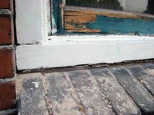 Sand the resulting seams and thoughly remove loose wood fibres, paint, wood rests and dirt. 3. Apply Renobond glue and end grain sealer into the seams to prevent moisture ingress. 4.