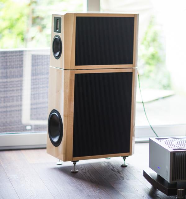 The Erato LS-100 is a three-way speaker design, consisting of a self-developed ribbon tweeter, as well as a mid rage and a bass driver. Ypsilon team especially designs the tweeter.