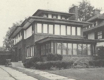 Fads of 1900 Between 1900 and 1901, Frank Lloyd Wright completed four houses