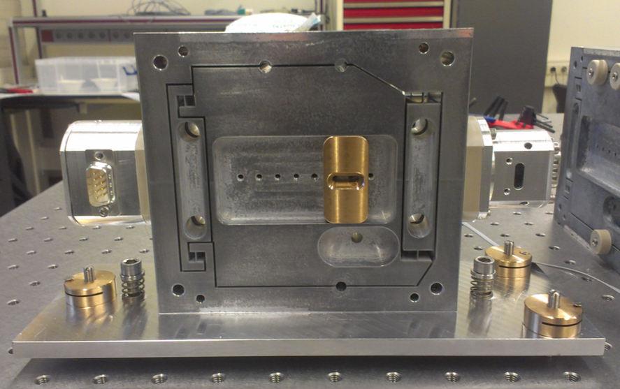 120 Figure 4.5: LVDT read out monolithic accelerometer used for prototype characterization. On the left side a voice coil actuator is installed. The LVDT is installed on the right side.