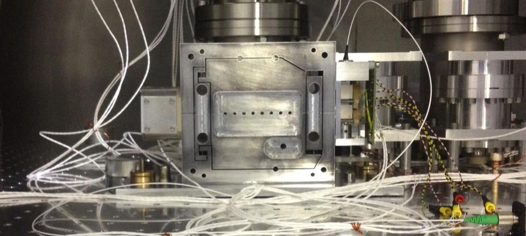 137 Figure 4.22: Photograph of the monolithic accelerometer with an interferometric readout on the optical table suspended by MultiSAS.