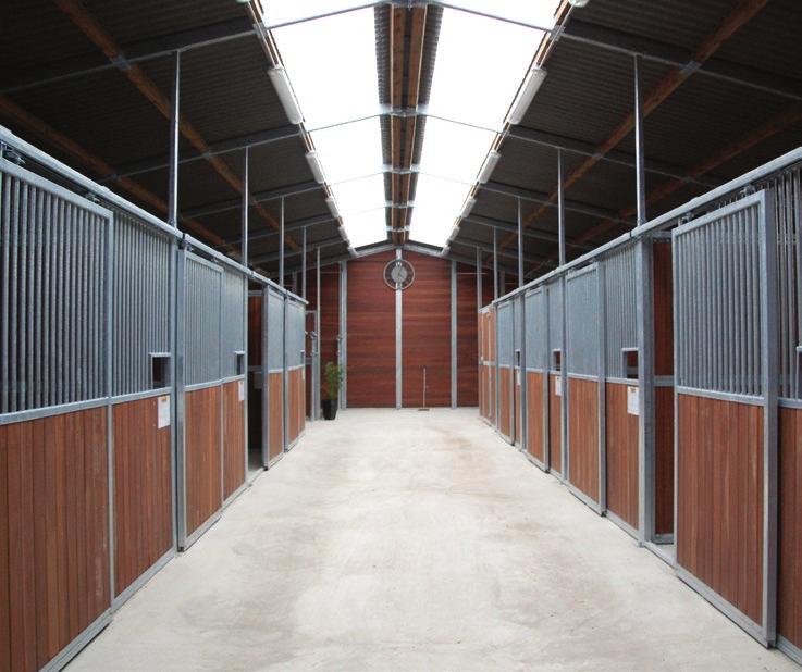 Champion Front wall 2,30 m high with sliding doors. Opening window for horse s head in the upper part of the door. Feeding slot in standard or optional rotating trough.