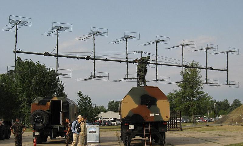 Figure 1-4 The stacked antenna of P-18M radar [reference 6] The following figure shows the change of the antenna pattern, when different stacking arrangements are taken.