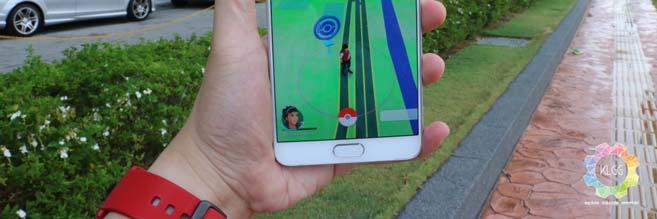 Pokémon over the camera feed, making it seem as if the Pokémon is right in front of the player. (See Figure.