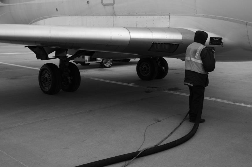 2 The picture shows an aircraft being refuelled. 4 copper wire fuel pipe There is a copper wire between the aircraft and the fuel tanker. This wire carries electric charge.
