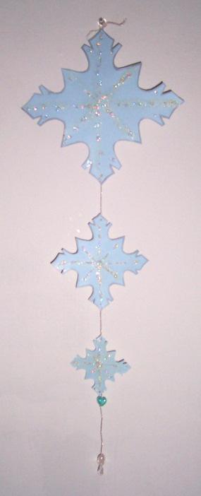 Snowflake Shaped Card Print off the snowflake template. Cut out each piece and draw around on to card.