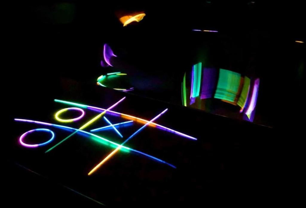 To do this, connect a few glowsticks together to form a line - you will need four lines in total.