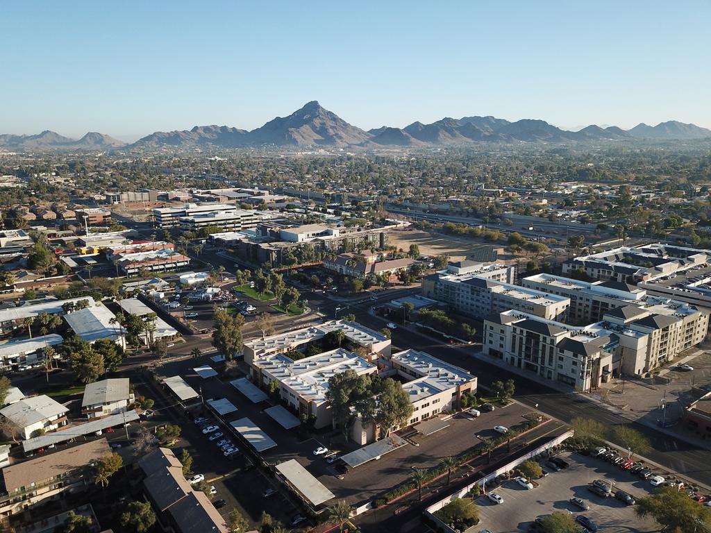 location BILTMORE CENTRAL PHOENIX MINUTES MINUTES PIESTEWA PEAK 10 MINUTES CAMELBACK MINUTES ST. ANTHEM CAREFREE DESERT 16 HILLS TH CAREFREE HWY. T PK WY. 303 ST.