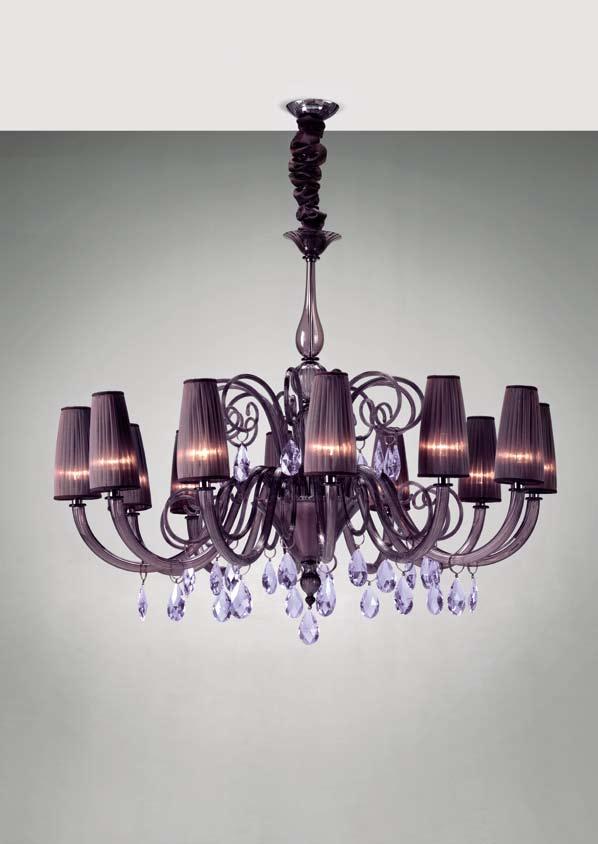 ALAIA Lampadario in vetro soffiato a 12, 10, 8 e 6 luci e lampada a parete a 2 luci nel colore viola.