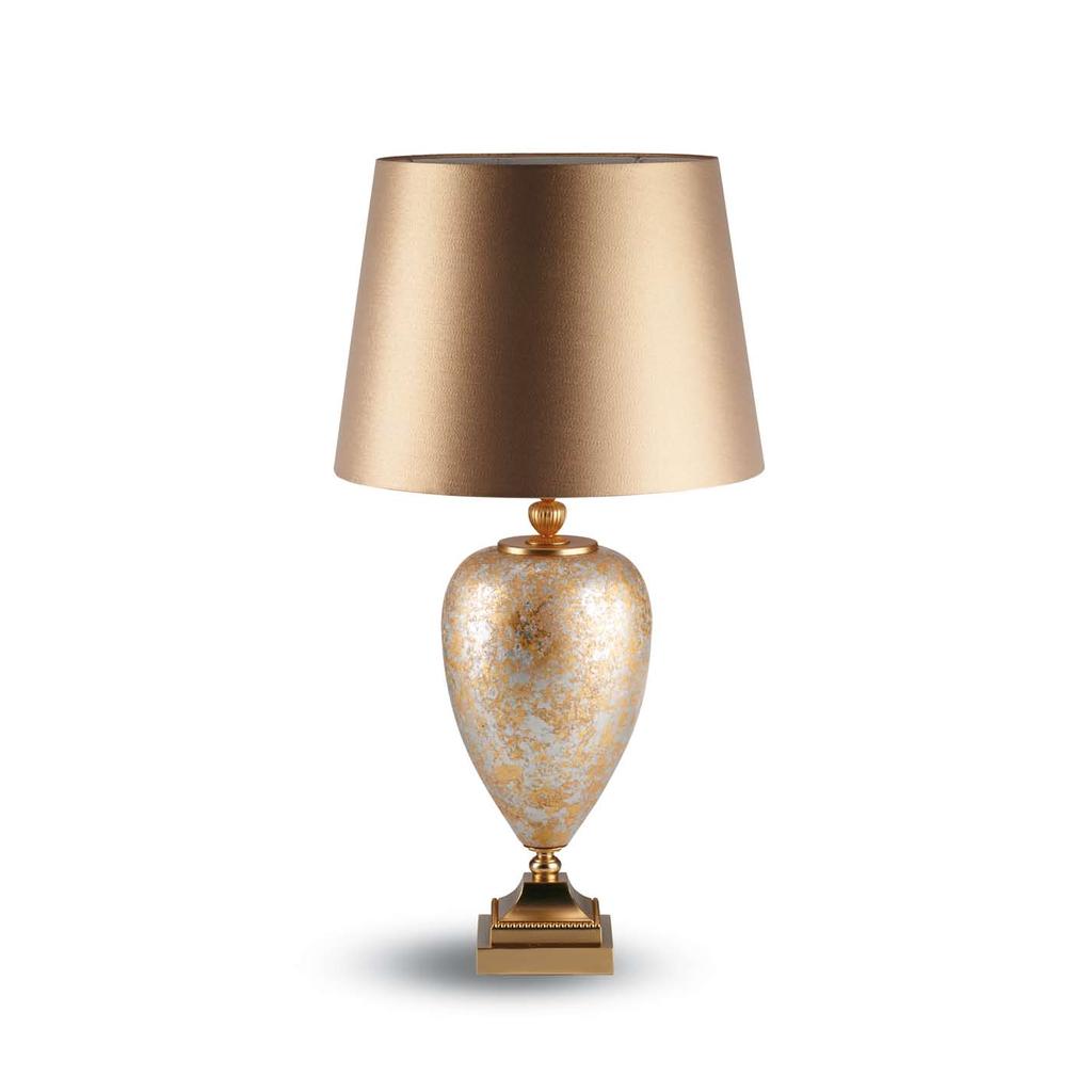 CLEOFE Lampada da tavolo in maiolica decorata a mano in foglia oro e argento, con particolari in ottone dorato. Paralume in sablè oro.