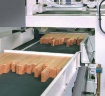 Maintenance-free servo cross transport device for the separation of the finger-jointed timber packages.