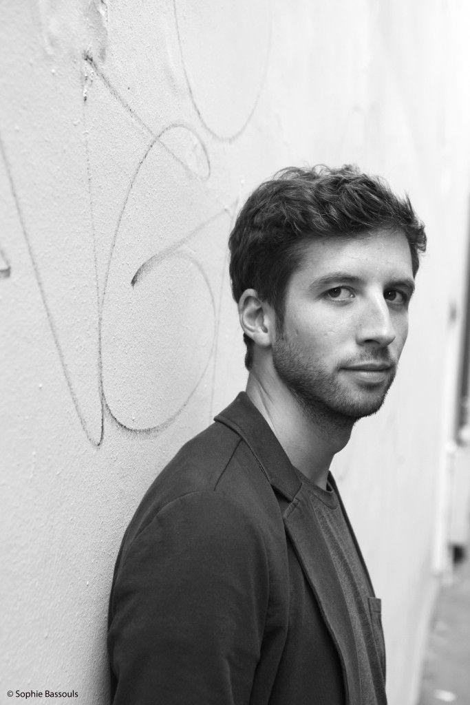 France Guillaume Poix Born in 1986, Guillaume Poix is a writer and stage director. In 2014, he published a first play, Straight, at the Éditions Théâtrales.