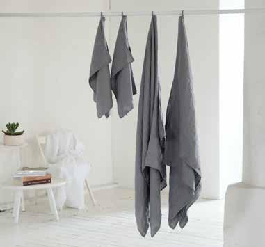 Soft, easy care, highly absorbent, these towels are ideal in any environment. Fabric density is 205g / m². WHITE SILVER ROSA PLUM KITTEN Bath towel: 39 x 63 (100 x 160 cm).