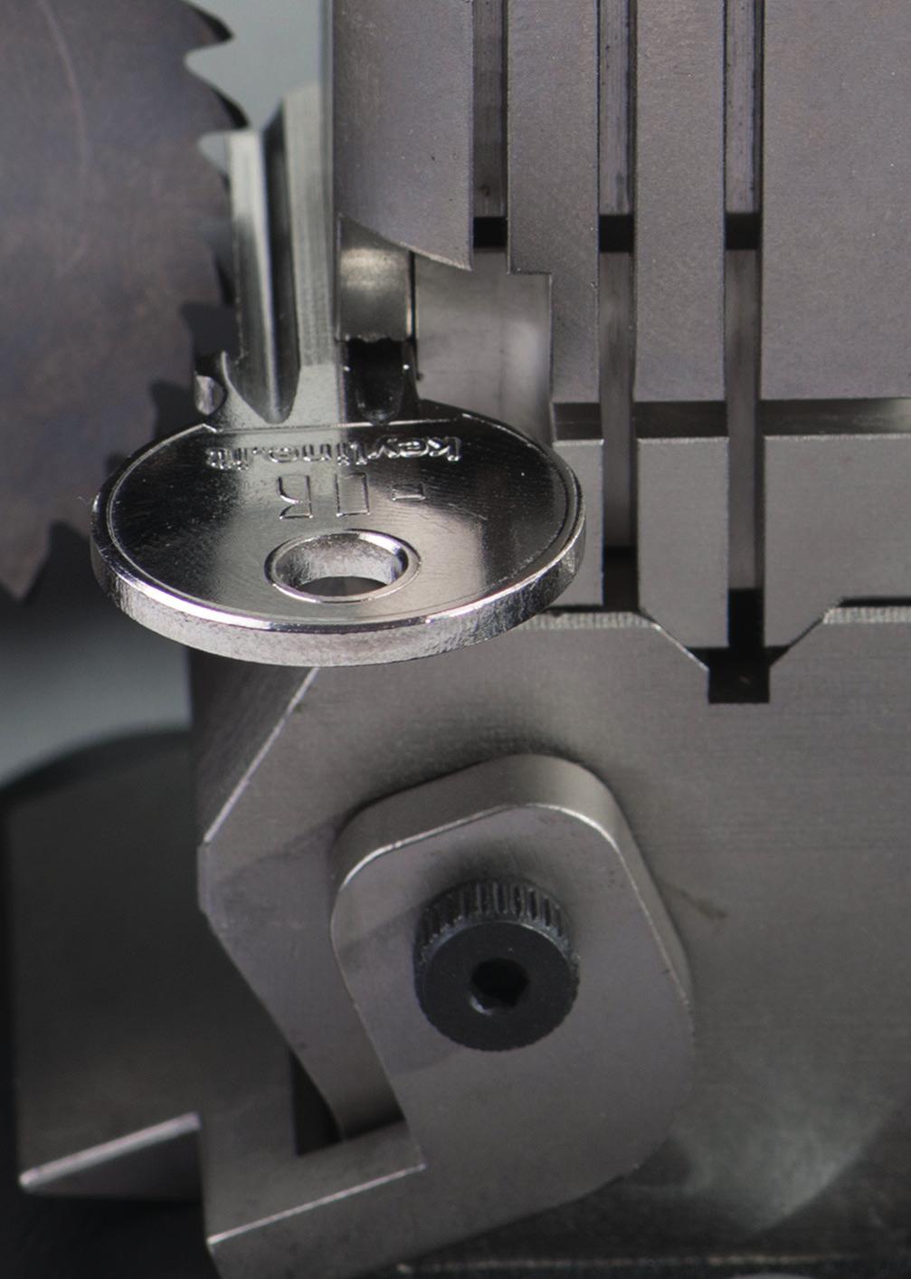 Ninja Laser combines the mechanical and electronic precision to guarantee unique key cutting performances and quality through two different technologies: a double speed prismatic cutter and an end