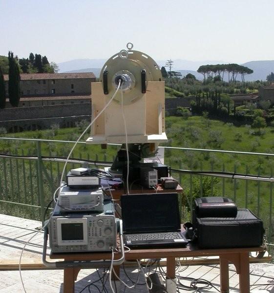 The test on the pattern has been done outdoors, exploiting the suitable shape of the beautiful hills around the Arcetri Observatory (Fig 18). Receiver Transmitter Fig.