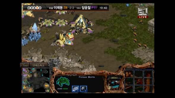 Jaedong guesses what Snow is up to and pulls around ten hydras from his natural to his main to defend against a drop. The contain is still in effect.