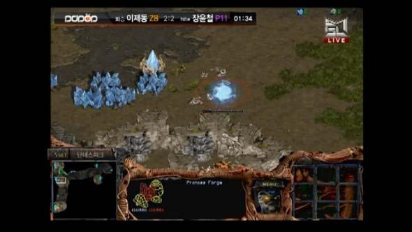 Snow scouts top right first so he does not know Jaedong's build order.