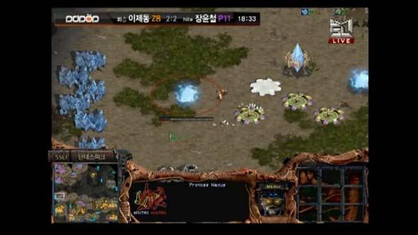 While he is dropping at bottom right, Snow's main army swings down to Jaedong's natural to put on some more pressure.
