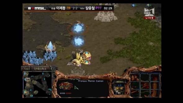 Snow sees three larvae for Jaedong and since none of them pop early as a drone, he can guess that they are all zerglings. Snow warps a second cannon at his natural choke.