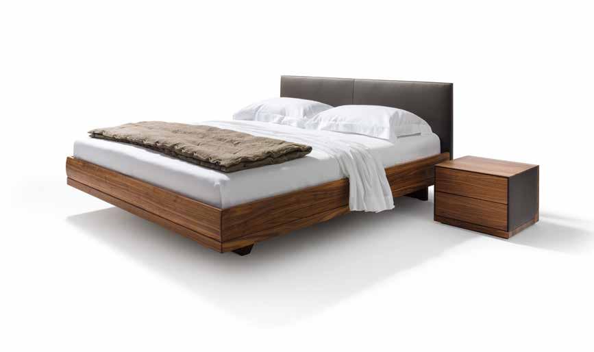 The sides of the bed and headboard can be selected in leather or solid wood.
