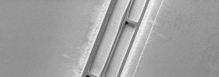 The waveguide fabrication started with patterning the electrode area on the InGaP layer with electron beam lithography (Raith 150-TWO) followed by deposition of a 100 nm Cr/Au layer by thermal