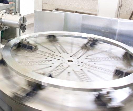 The tables are equipped with slideways, guideways or hydrostatic guideways. A trunnion device for the machining of the circumference of barrel-shaped work pieces completes the program.
