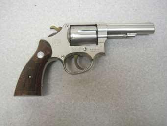 ? 38 Special cal revolver stainless w/wood grips ser # 1571290 37. Colt mod.