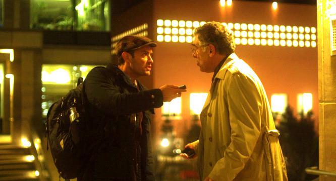 Jude Law, Elliot Gould in Contagion (2011)
