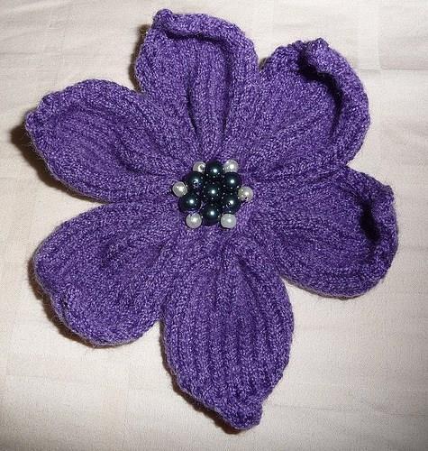 Making your flower using KNITTING: Materials DK weight yarn 3.