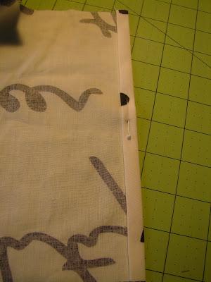 Please review Jacquie Gering s tutorial on how to make and apply a sleeve to your quilt below.