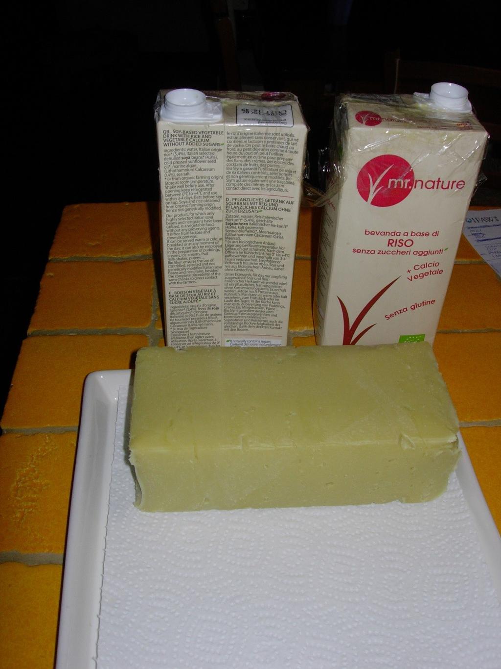 The soap, after 48 hours, is extracted from the tetrapack. It has a solid consistency and is greasy to the touch. It should be placed on paper towels.