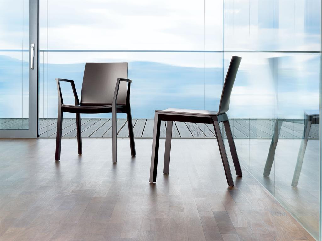 Wooden chairs in modern office architecture? arta is an attractive option, especially for middle and upper management communication and recreation areas.