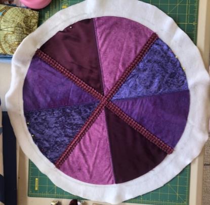 Cut out 2 pieces from each of the purple fabrics using the wedge template (A).